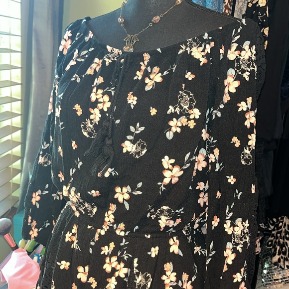 𝅺🎇#250-(M) Xhilaration Romper/floral design w/ lace trim. Super comfy. - Picture 10 of 10